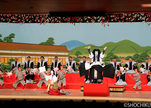 ▲ From left, Nakamura Tokizō, Onoe Kikugorō VIII <br>in 'ROKKASEN SUGATA NO IRODORI'.