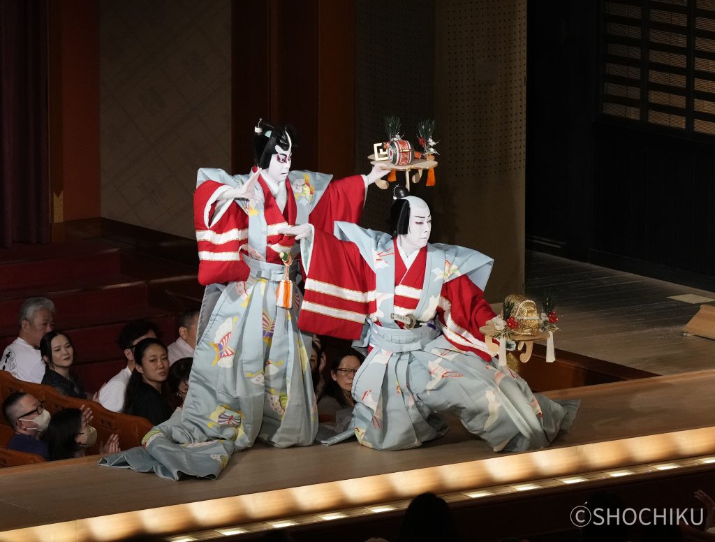 ▲ From left, Onoe Tatsunosuke, Onoe Kikugorō VIII<br>in 'KOTOBUKI SOGA NO TAIMEN'. 
