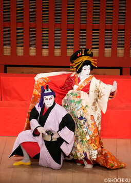 ▲ From left, Ichikawa Danjūrō, Onoe Kikugorō VIII<br>in 'SUKEROKU YUKARI NO EDO ZAKURA'.