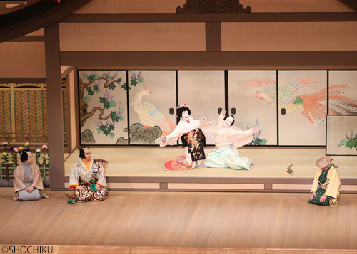 ▲ From left, Nakamura Senjaku, Nakamura Kashō, Nakamura Shichinosuke, <br> Nakamura Kankurō, Nakamura Ganjirō in 'IWASHIURI KOI NO HIKIAMI'.
