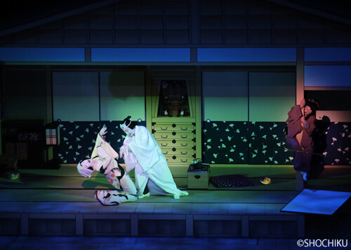 ▲ From left, Nakamura Shichinosuke, Nakamura Senjaku, Nakamura Ganjirō<br> in 'SHINJŪ TSUKIYO NO HOSHINOYA'.