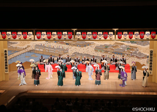 ▲ Front row: From left, Nakamura Shichinosuke, Kataoka Ainosuke,<br> Nakamura Senjaku, Nakamura Ganjirō, Kataoka Shinnosuke,<br> Kataoka Takatarō, Nakamura Kankurō/<br> Back row: From left, Kamimura Kichiya, Nakamura Hayato,<br> Nakamura Yonekichi, Nakamura Toranosuke, Nakamura Kikaku,<br> Nakamura Kazutarō, Nakamura Kashō, Kataoka Matsunosuke,<br> Arashi Kitsusaburō in 'TSUNAGU WAZAOGI NISHI NO SUGATAE'.