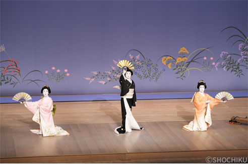 ▲ From left, Bandō Tamami, Bandō Tamasaburō, <br>Bandō Tamao in 'AKI NO IROKUSA'.