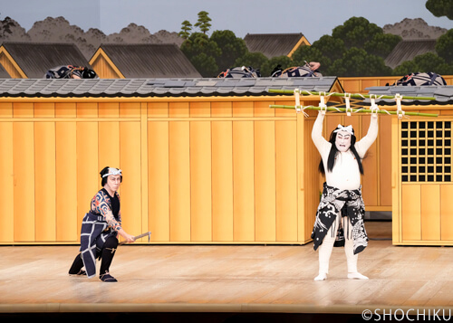▲ From left, Ichikawa Danjūrō, Nakamura Shikan<br> in 'KAMI NO MEGUMI WAGŌ NO TORIKUMI'.