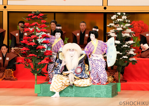 ▲ From left, Ichikawa Shinnosuke, Ichikawa Danjūrō, <br>Ichikawa Botan in 'SHUNKYŌ KAGAMI JISHI'.