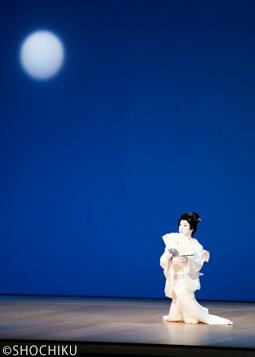 ▲ Bandō Tamasaburō in 'ZANGETSU'.