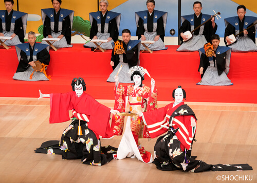 ▲ From left, Ichikawa Somegorō, Onoe Tatsunosuke, Ichikawa Danko <br>in 'HARU NO SHIRABE MUSUME NANAKUSA'.