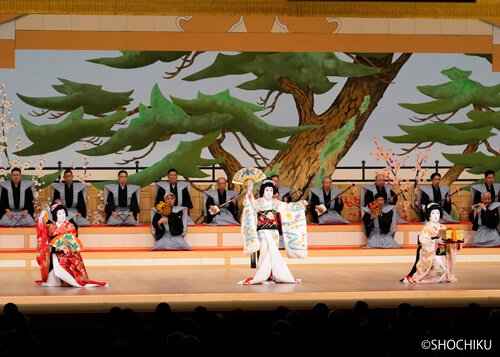 ▲ From left, Nakamura Manju, Nakamura Kaishun, Nakamura Jakuemon <br>in 'HINAZURU SANBASŌ'.