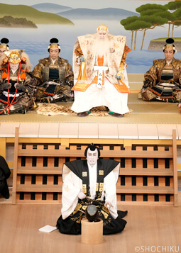 ▲ Front Kataoka Nizaemon, Back Nakamura Karoku<br>in 'ŌMI GENJI SENJIN YAKATA'(Program A).