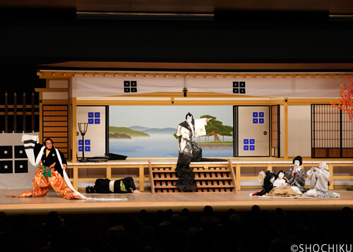 ▲ From left, Kataoka Ainosuke, Onoe Kikugorō VIII, Kataoka Takatarō,<br>Nakamura Baishi, Nakamura Tokizō, Nakamura Manju<br>in 'ŌMI GENJI SENJIN YAKATA'(Program B).