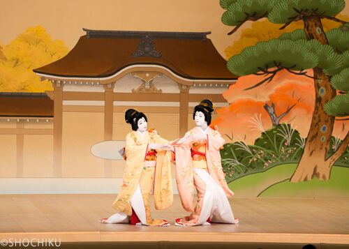 ▲ From left, Onoe Maholo, Nakamura Kazutarō in 'YASHIKI MUSUME'.