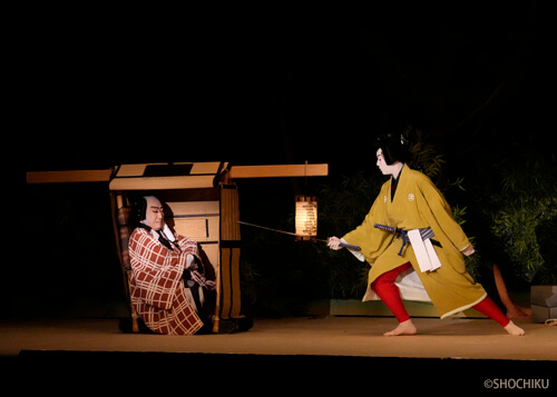 ▲ From left, Nakamura Shikan, Nakamura Kantarō in 'GOZONJI SUZUGAMORI'.