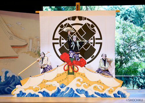 ▲ From left, Nakamura Utanosuke, Nakamura Hashinosuke,<br>Nakamura Fukunosuke in 'HO AGETE IOU TAKARABUNE'.